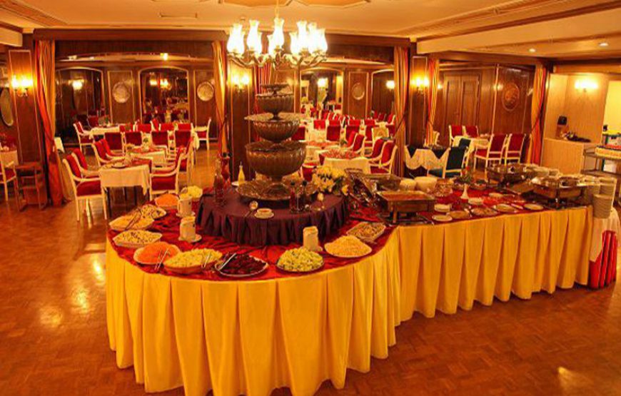 Ali-Qapu Hotel – Isfahan