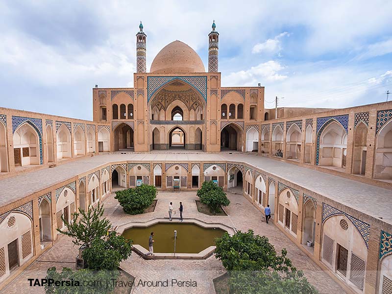 the architecture of Agha Bozorg Mosque